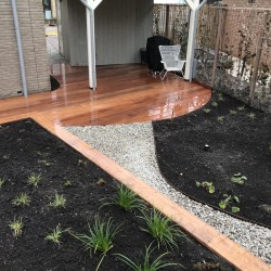 Achtertun met grind en houtaccenten Achtertun met grind en houtaccenten