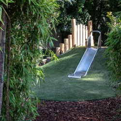 Glijbaan op speelheuvel Glijbaan op speelheuvel