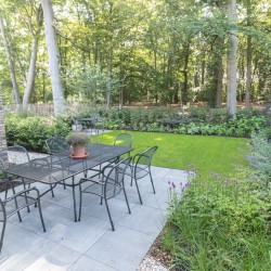 Grijs terras naast groen gazon Grijs terras naast groen gazon