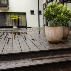 Grote houten vlonder Grote houten vlonder