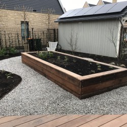 Grote plantenbak in de tuin Grote plantenbak in de tuin