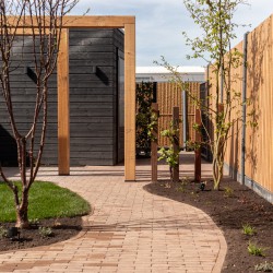 Houtaccenten in de groene stadstuin