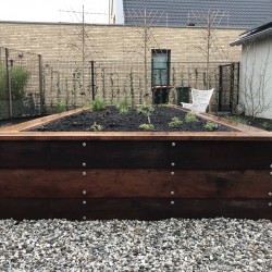 Houten plantenbak op maat gemaakt Houten plantenbak op maat gemaakt