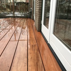 Houten vlonderterras bij openslaande deuren Houten vlonderterras bij openslaande deuren