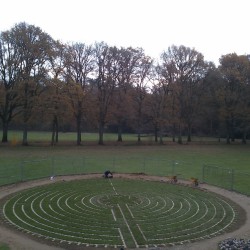 Hovenier maakt labyrint in Eindhoven