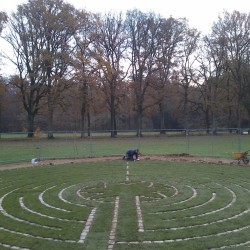Labyrintaanleg in een park