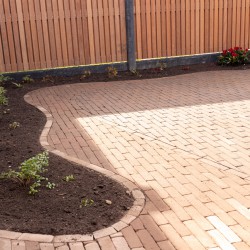 Mooie rondingen met klinkers in de achtertuin