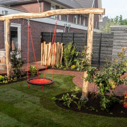 Natuurlijke pergola met hangschommel Natuurlijke pergola met hangschommel