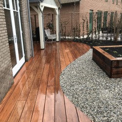 Organisch gevormd vlonderterras Organisch gevormd vlonderterras