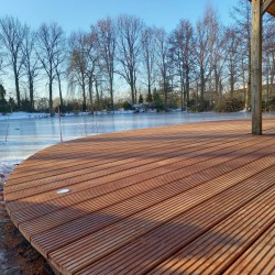 Ronde houten vlonder met verlichting Ronde houten vlonder met verlichting