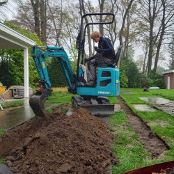Sleuf graven voor drainage