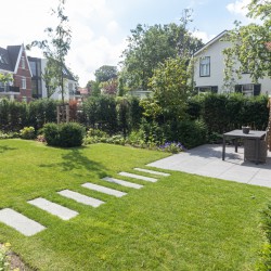 Staptegels in het gazon Staptegels in het gazon