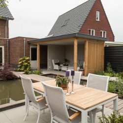 Straatwerk gecombineerd met houten vlonders Straatwerk gecombineerd met houten vlonders