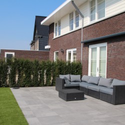 Terras met grijze tegels