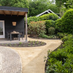 Tuin met organische lijnen