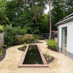 Tuin met rechthoekige vijver