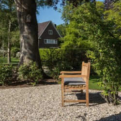 Tuin met veel zitplekjes Tuin met veel zitplekjes