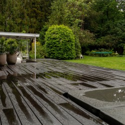 Vlonder met uitzicht op de tuin Vlonder met uitzicht op de tuin