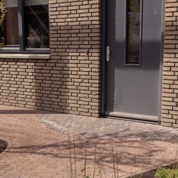 Voortuin met twee kleuren waalformaat klinkers