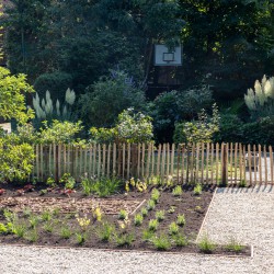 Voortuin met zitje