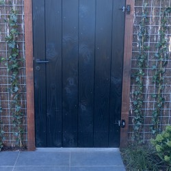 Zwarte poortdeur tuin Nijkerk