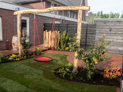 Genieten en spelen in groene tuin Genieten en spelen in groene tuin