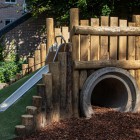 Ronde speelbuis met houten hekwerk Ronde speelbuis met houten hekwerk