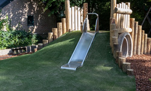 Speelheuvel bij het schoolplein Speelheuvel bij het schoolplein