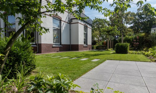 Tuinindeling bij een statige villa Tuinindeling bij een statige villa