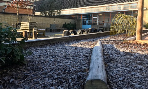 Wilgentunnel op het schoolplein Wilgentunnel op het schoolplein